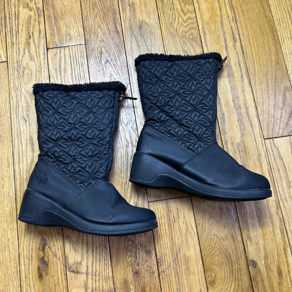 Totes Jonie Black Quilted Faux Fur Trim Wedge Winter Boots Womens 7M